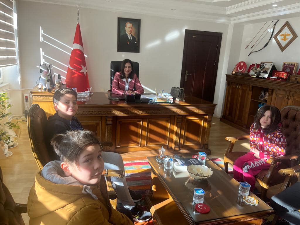 Atatürk İlköğretim Okulundan  öğrencilerimiz, Kaymakamımız Sn Kübra EROĞLU’nu Makamında ziyaret etti.  