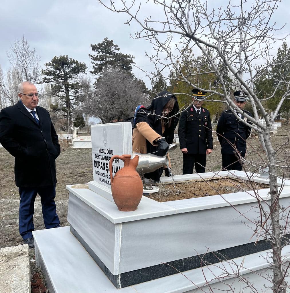 18 Mart Çanakkale Zaferi ve Şehitleri Anma Günü’nün 108.yıl dönümü vesilesiyle Şehit Jandarma Er Duran Şaylan'ın kabri ziyaret edildi.